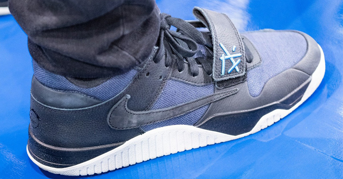 Michael Rubin trägt einen Travis Scott x even jordan Jumpman Jack TR „Thunder Blue“